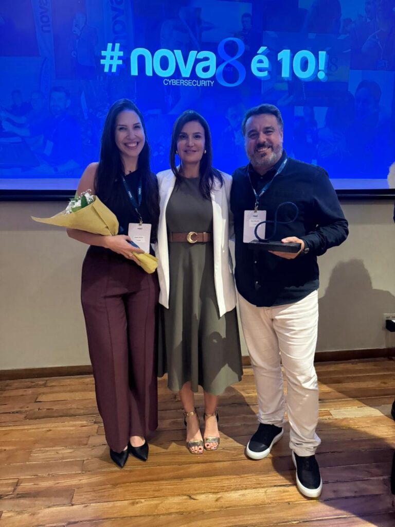 Natalie Simões, Sara Braga e Mauro Brunetti em evento da Nova8